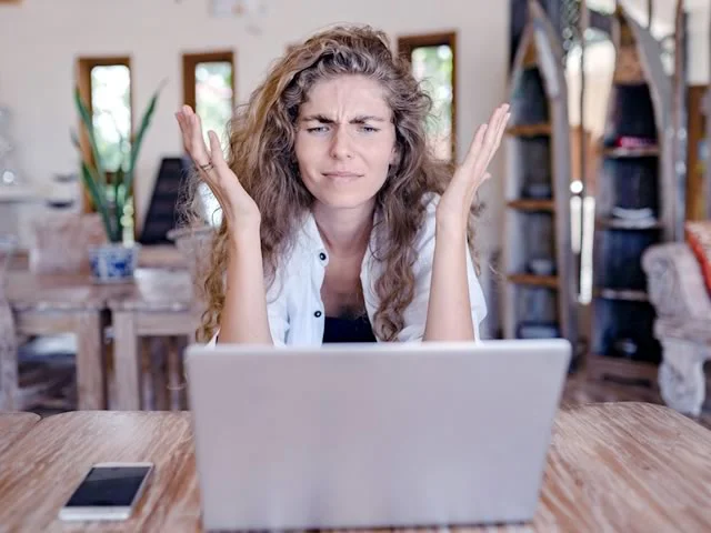 A imagem mostra dona de pousada insatisfeita com sistema usado